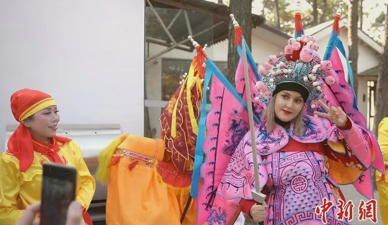 Иностранные путешественники были привлечены в небольшие китайские города во время празднования Весны