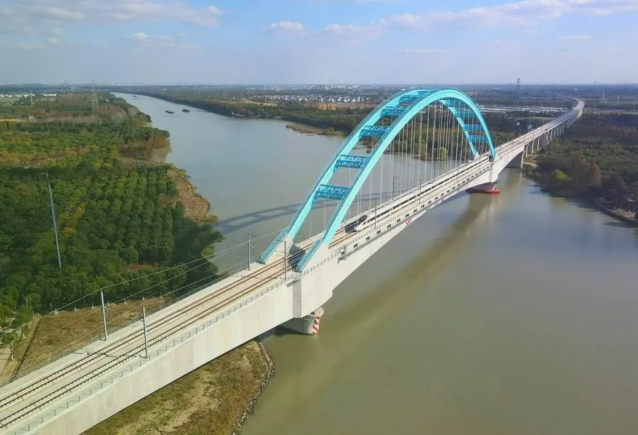Китай простирается на 47 тысяч километров Великой Стены Железных Дорог